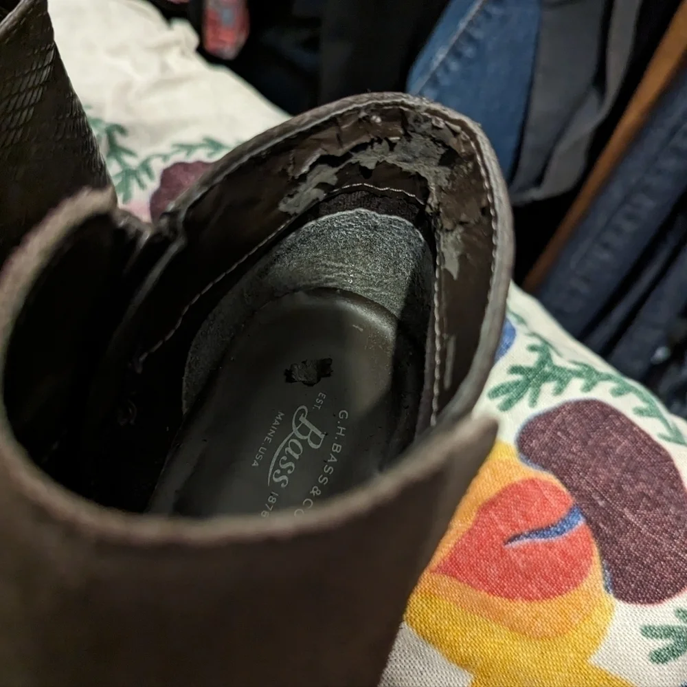 G.H Bass and Co‎ size 7 suede booties